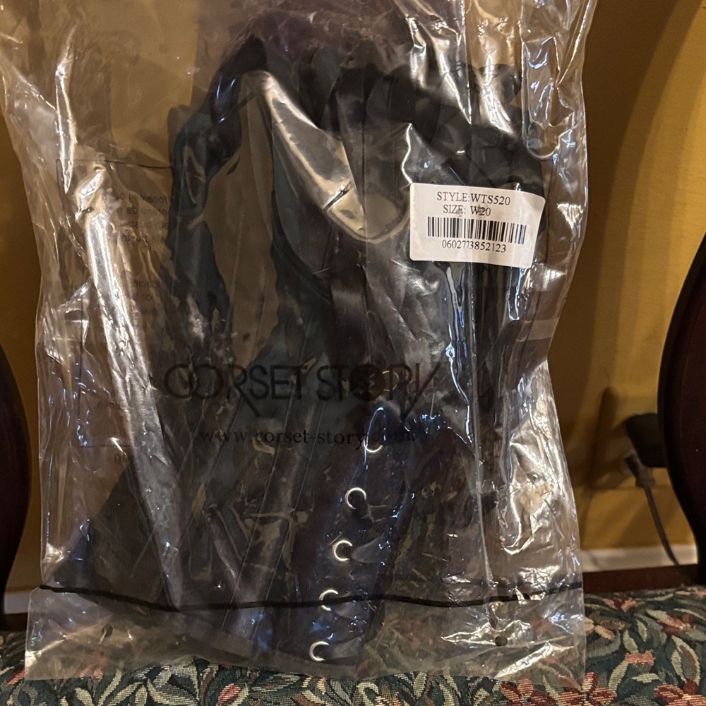 Black and Red Corset - Picture 7 of 7